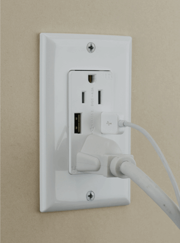 DataComm Décor Duplex 4.0 Amp USB Charger with 15A/125V with Tamper Resistant Outlet