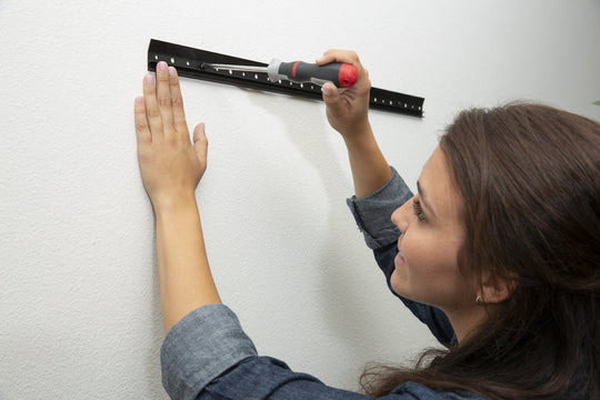 Hangman Outdoor TV Hanger, 32-80"